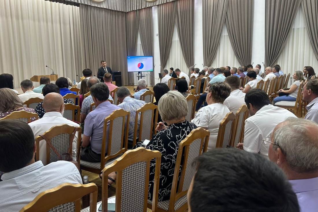 Выступление по прослушанному докладу это. Выступление оратора. Зал конференции с людьми. Заслушали доклад. Деловой семинар фото на фоне окна.
