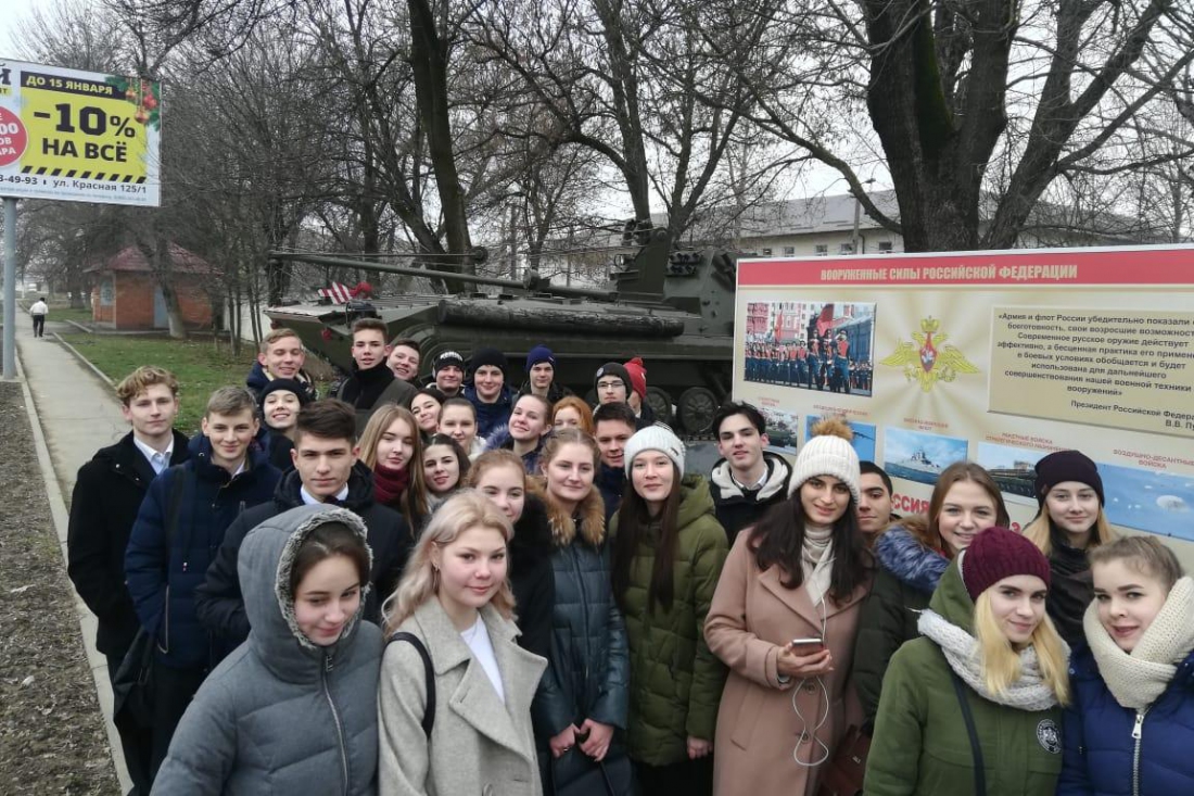 Продолжаются экскурсии славянских школьников в воинские части