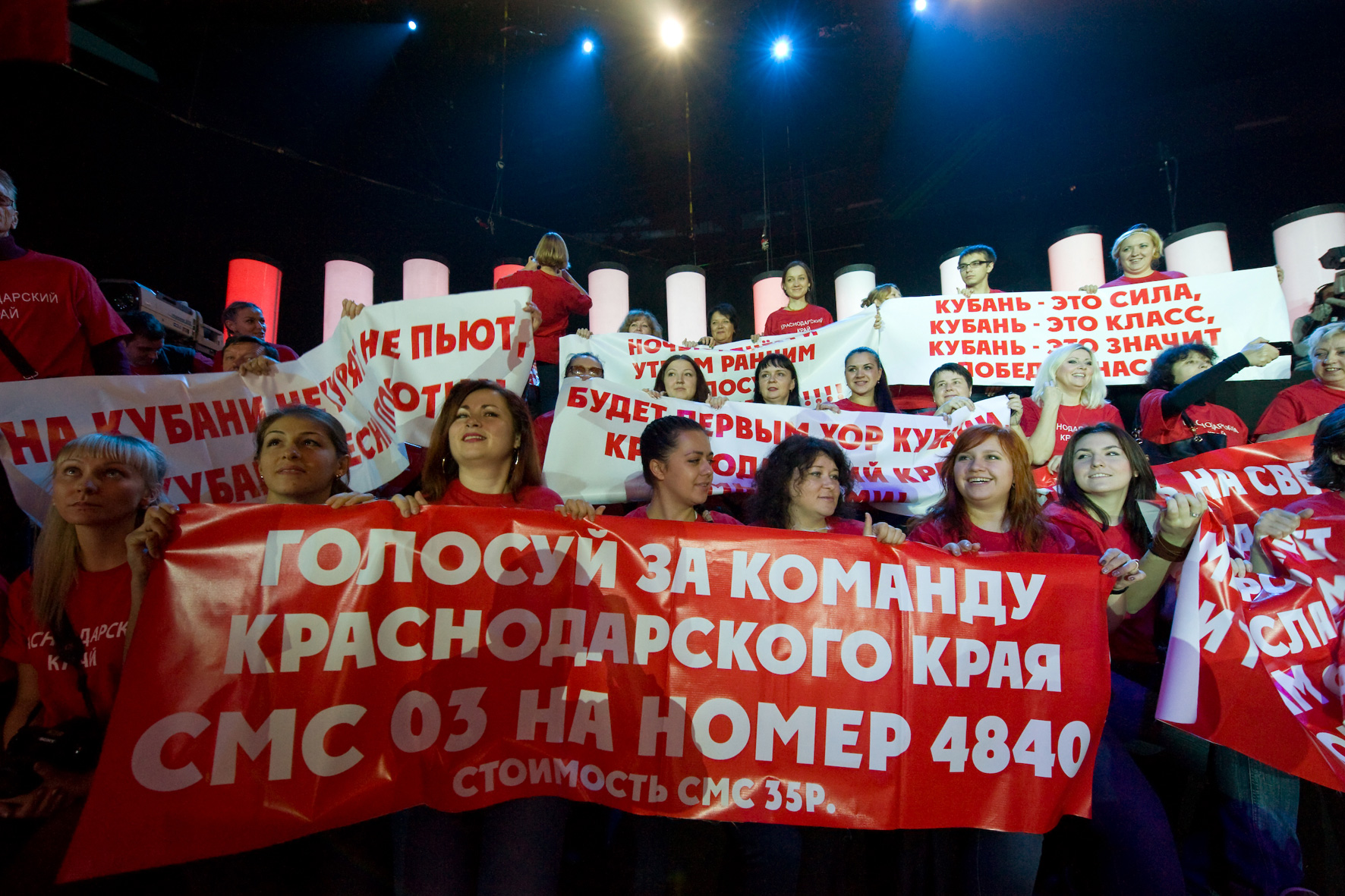 Нам песня строить и жить помогает