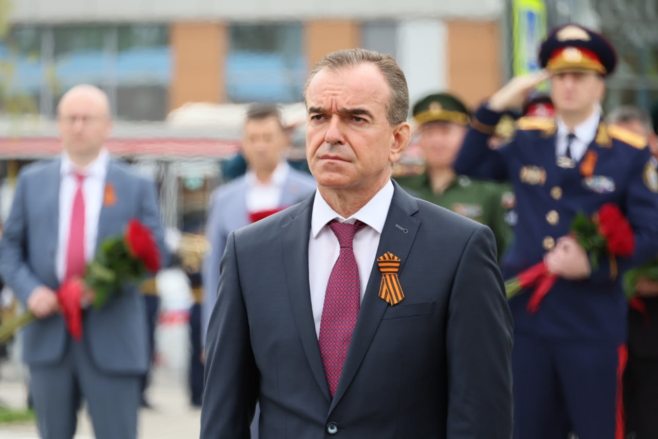 Вениамин Кондратьев возложил цветы к Вечному огню в Краснодаре Вениамин Кондратьев возложил цветы к Вечному огню в Краснодаре