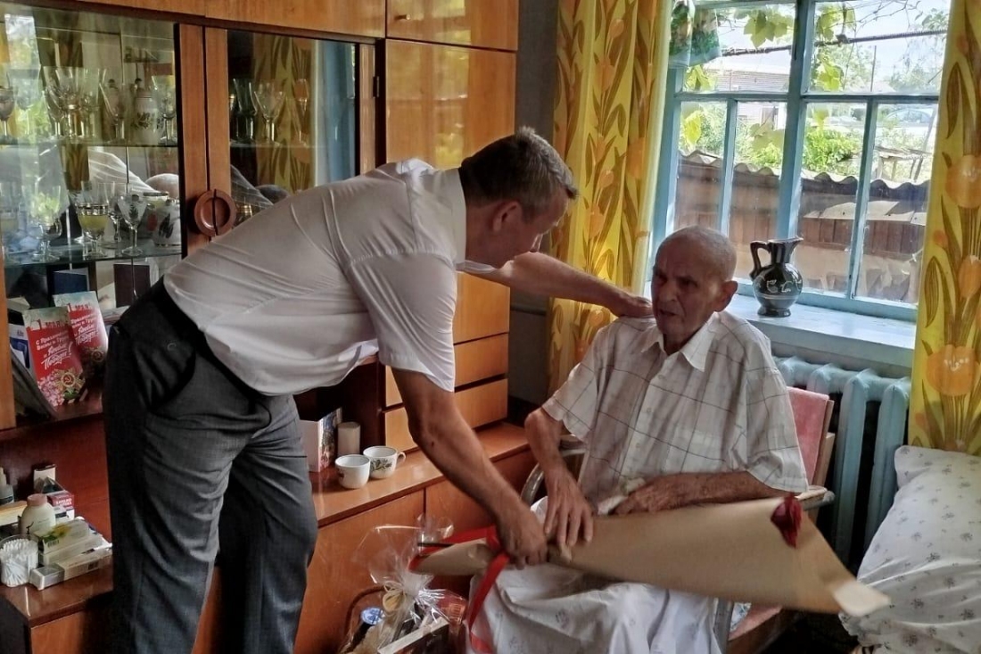 С днем рождения ветерана поздравили на дому