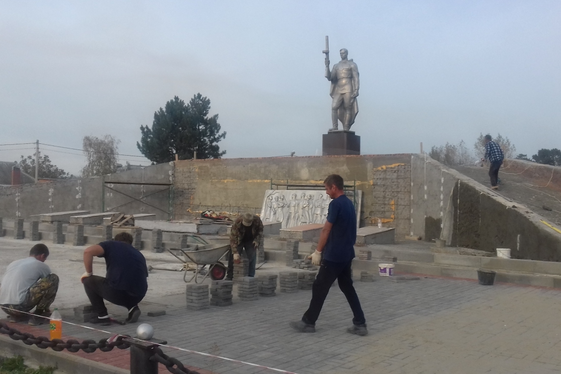 На воинском мемориале «Братская могила» в хуторе Бараниковском проводятся ремонтно-реставрационные работы 