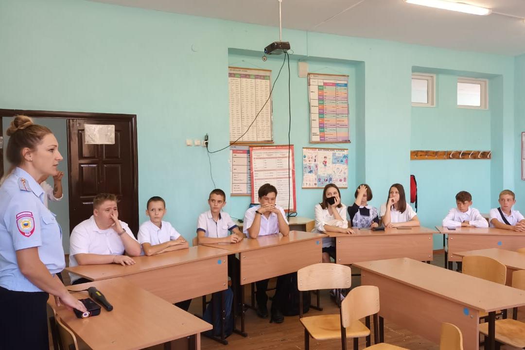 Сотрудники полиции Славянского района провели в учебных заведениях «Уроки со стражем порядка»