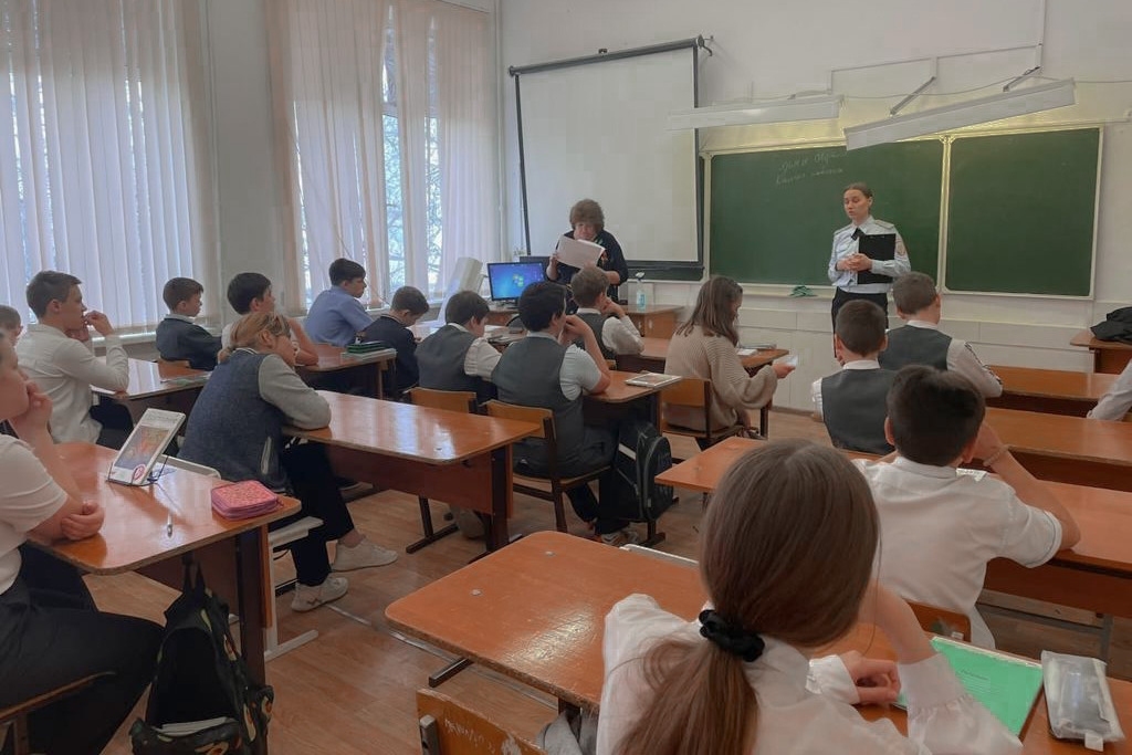 Инспектора отдела по делам несовершеннолетних Славянского района проводят мероприятия по профилактике возникновения экстремистской идеологии в молодежной среде