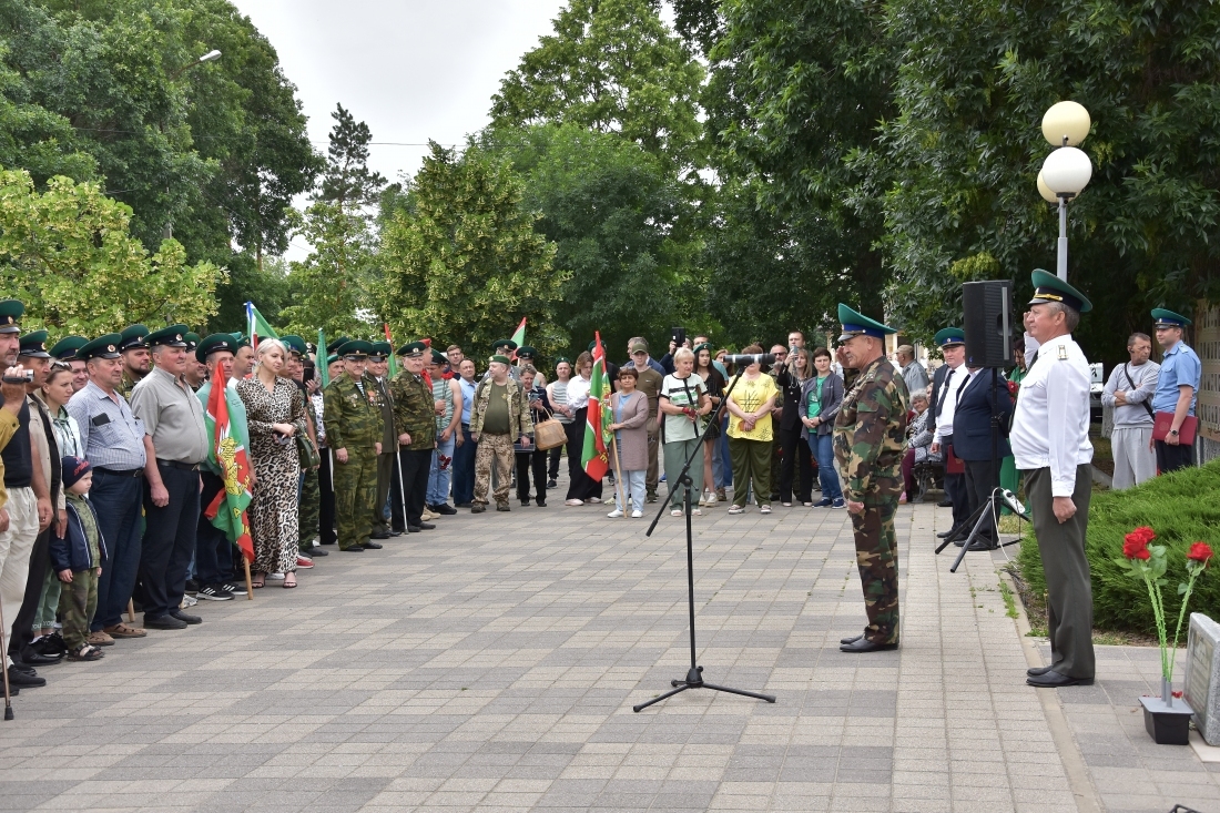 За их спинами – Родина!