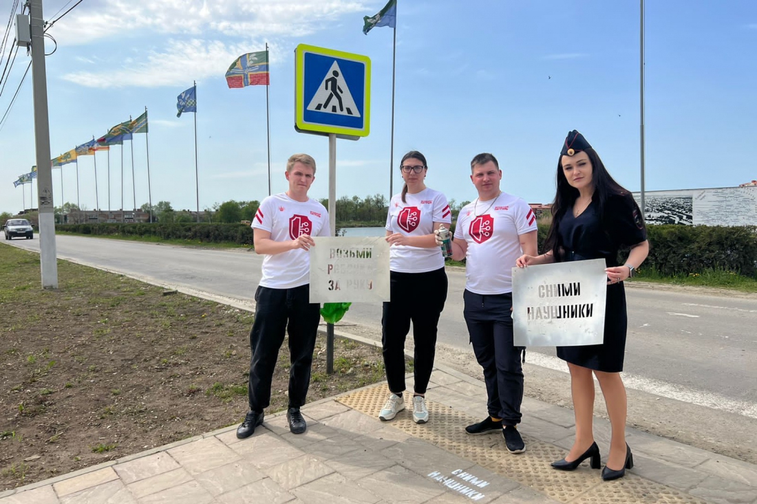 В Славянском районе сотрудники полиции совместно с общественниками провели акцию «Шпаргалка для пешехода»