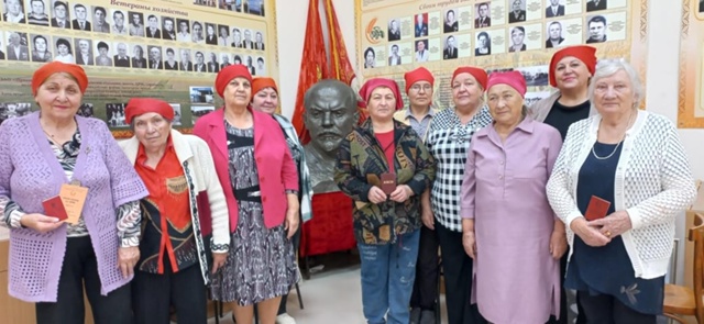 Встреча поколений под названием "Юность комсомольская моя"