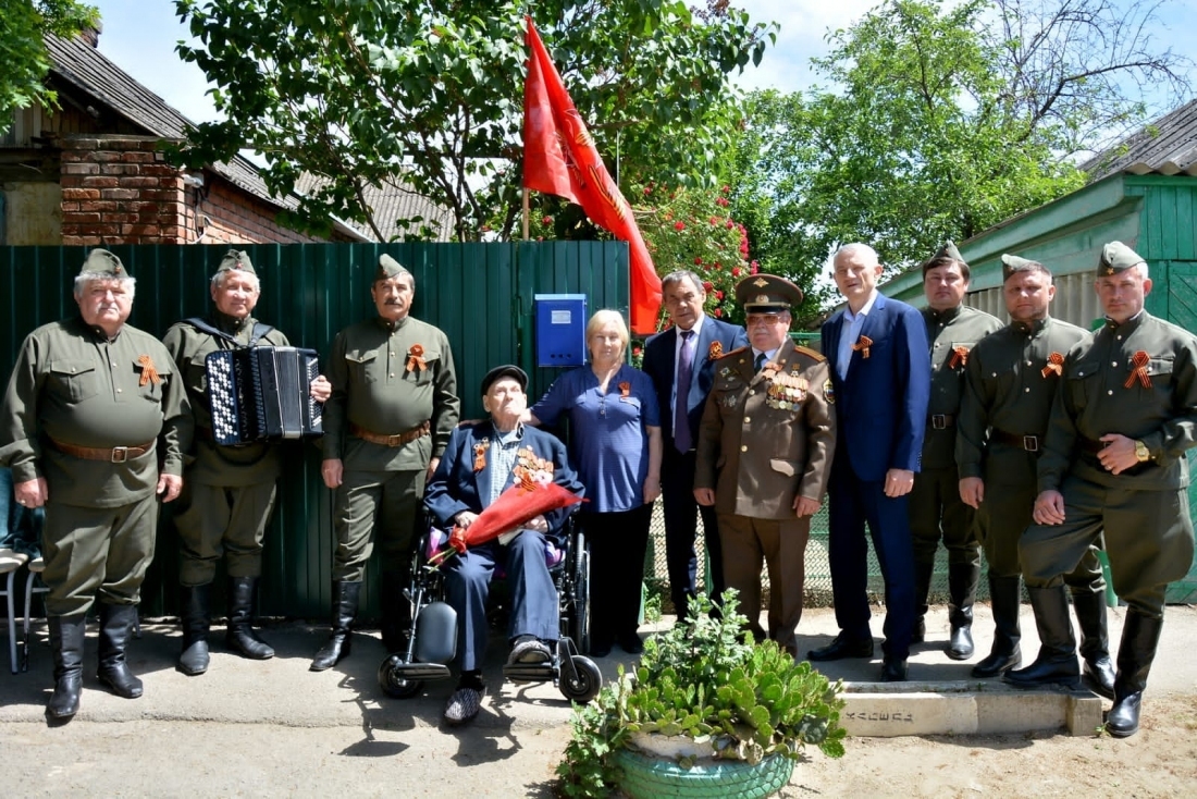 Парадным маршем прошлись юнармейцы около дома Алексея Ефимовича Трояна