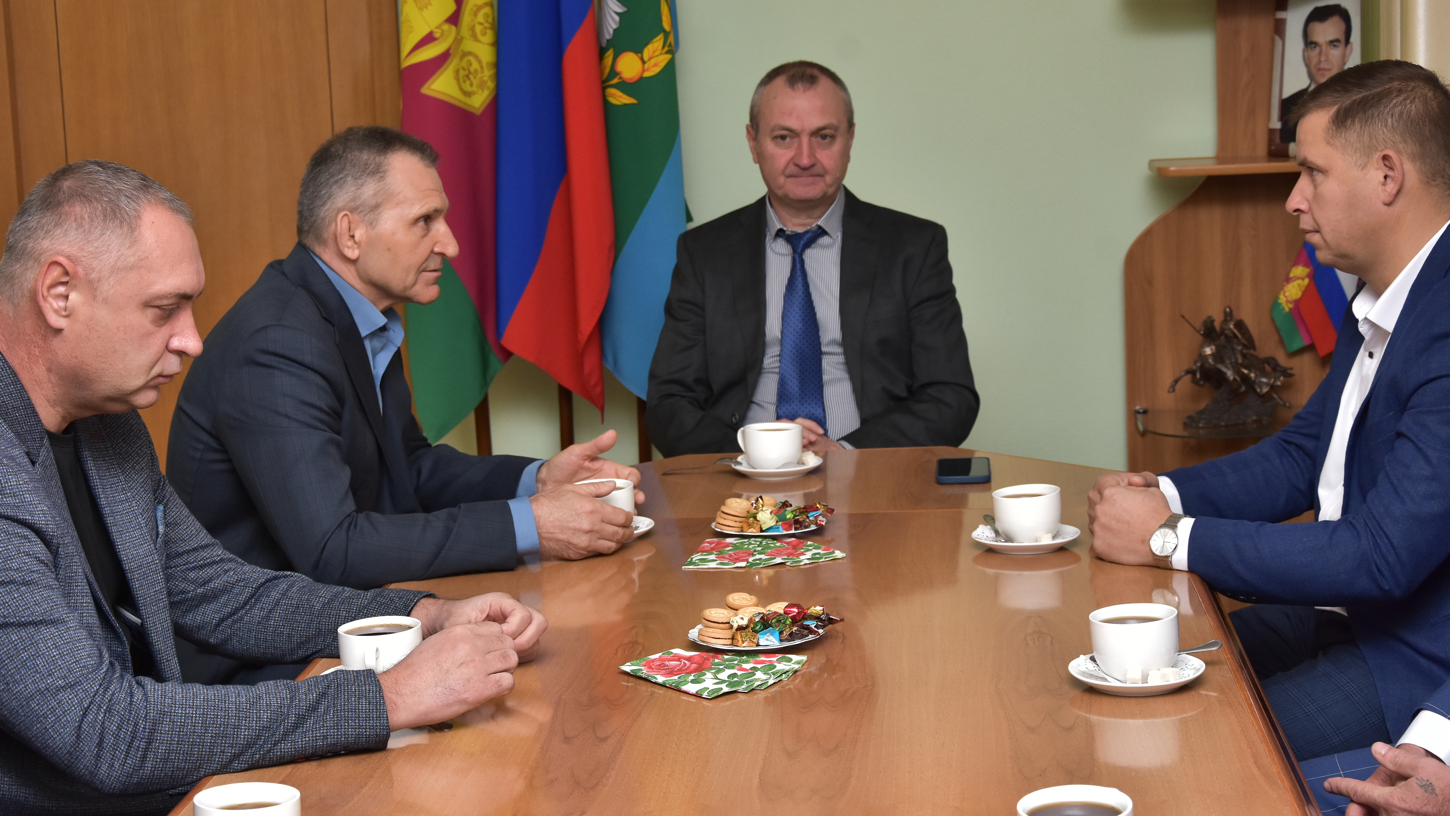 Глава района поздравил аграриев с успешным урожаем и наступающим Новым годом