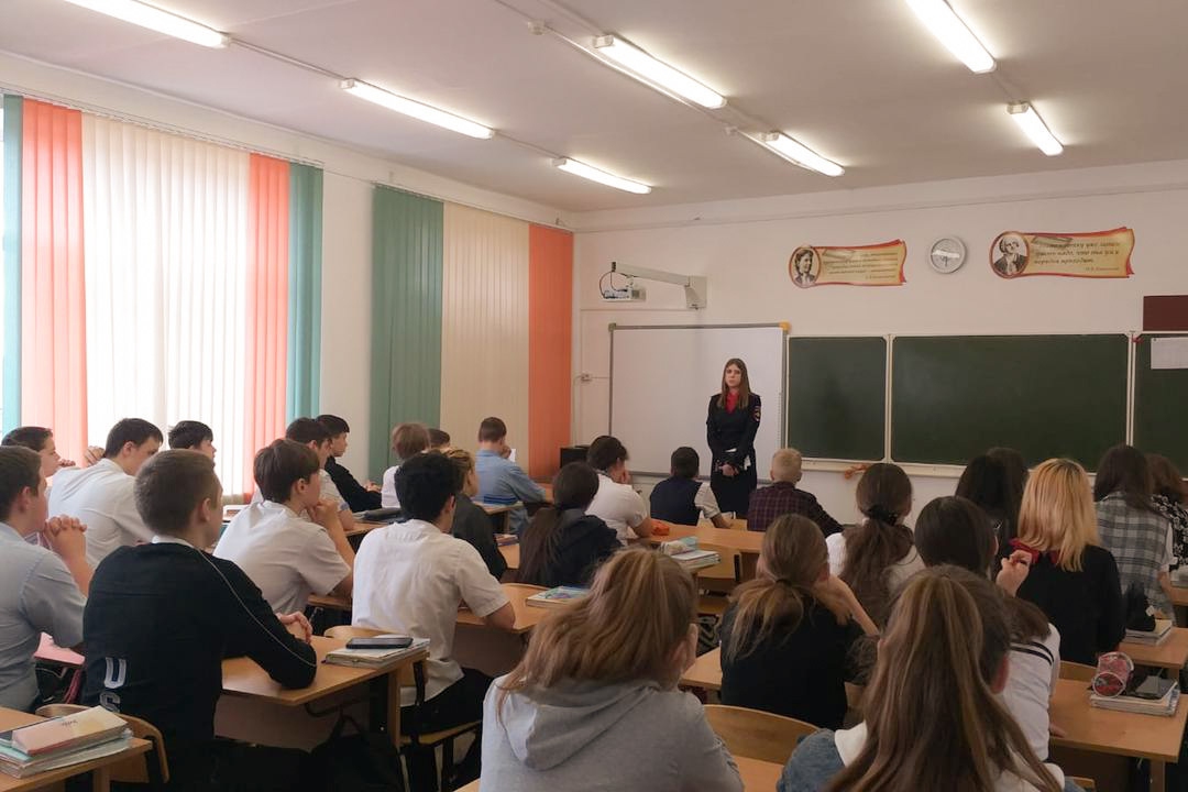 Полицейские Славянского района совместно с представителями казачества провели правовой урок для школьников