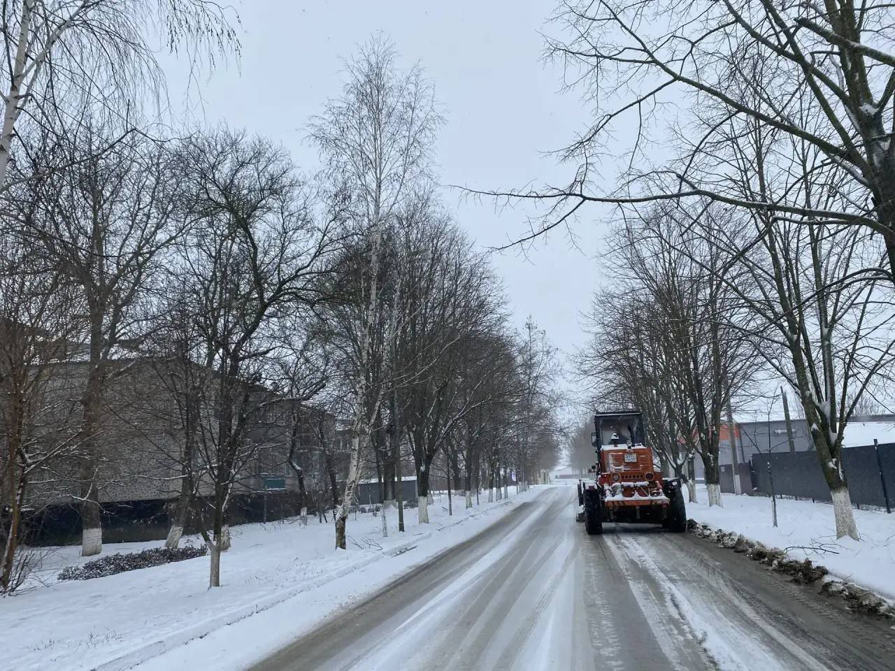 Снегоуборочная техника продолжает работу в населенных пунктах Славянского района