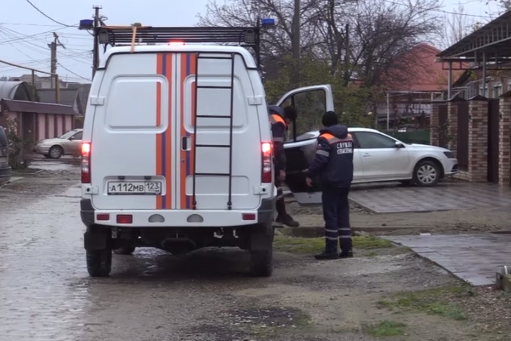 Специалисты администрации в течение всего дня продолжают работу на адресах, где упали обломки БПЛА