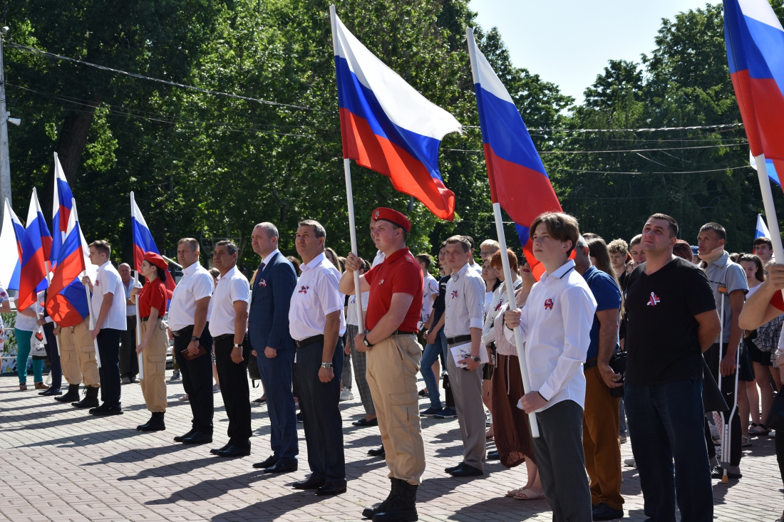 В день России на Театральной площади Славянска-на-Кубани прошло торжественное мероприятие, посвященное государственному празднику