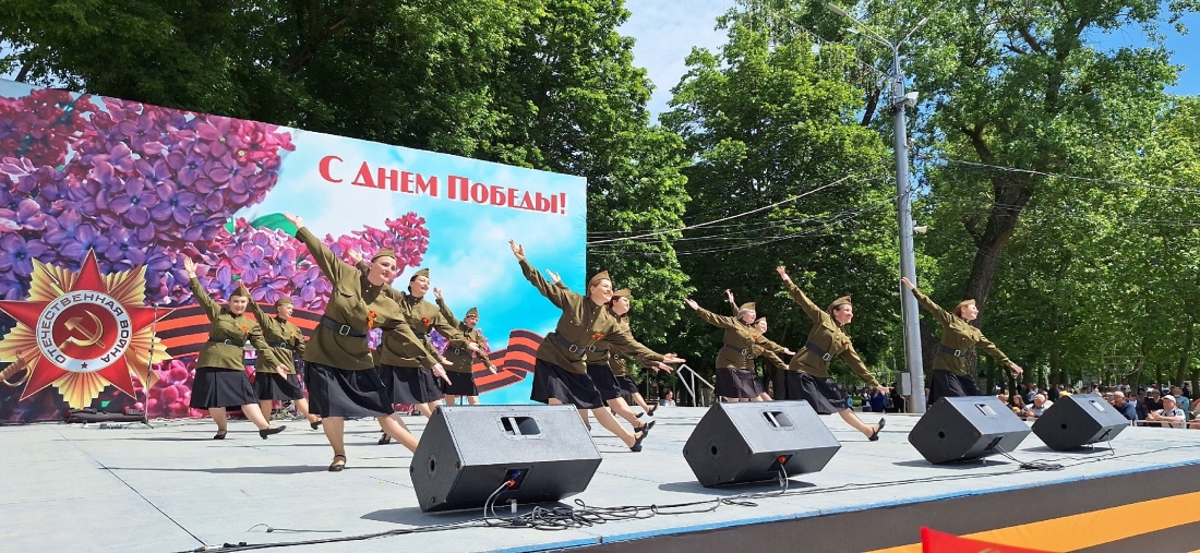 На Театральной площади прошел тематический праздничный концерт «Победный май на Кубани»