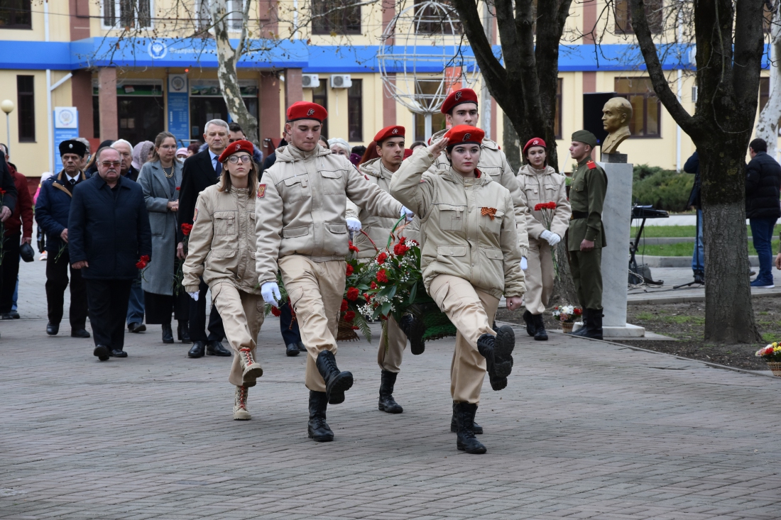 В День Героев Отечества славянцы возложили цветы к Вечному огню