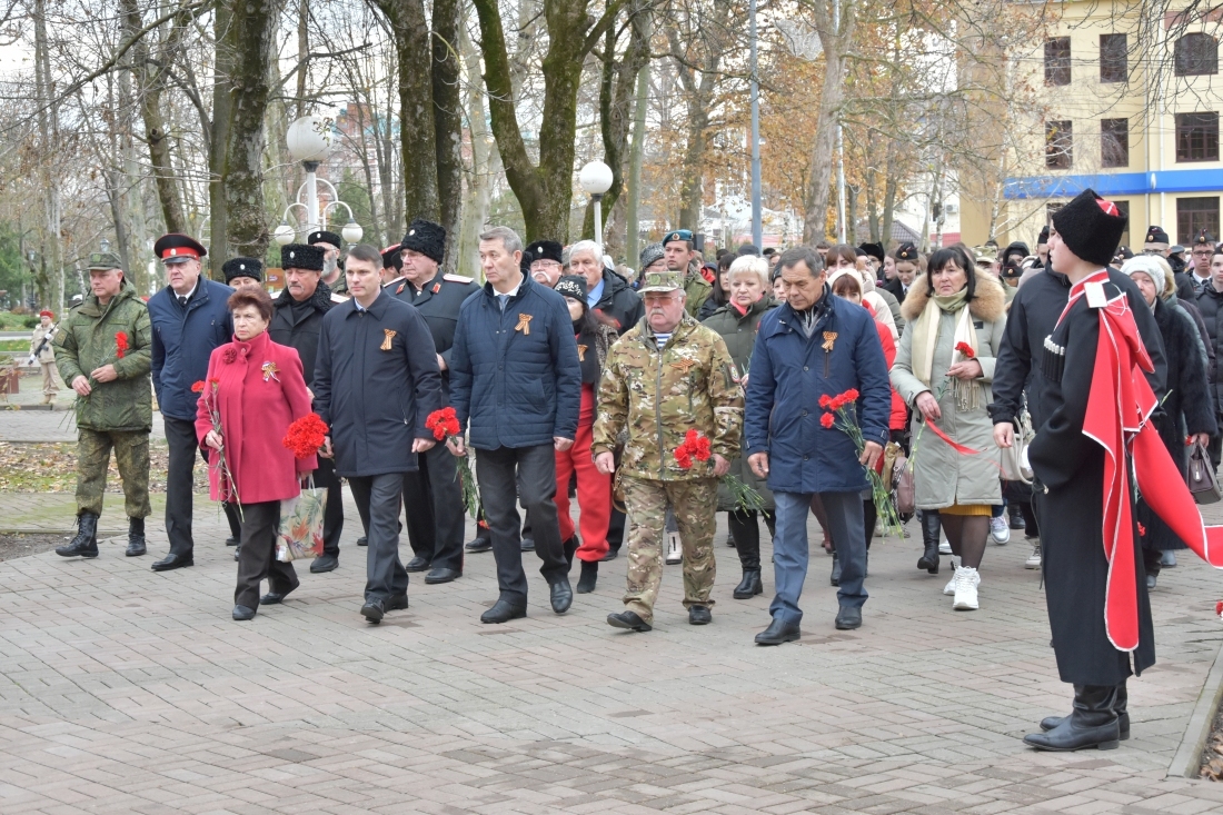 В День Героев Отечества славянцы возложили цветы к Вечному огню