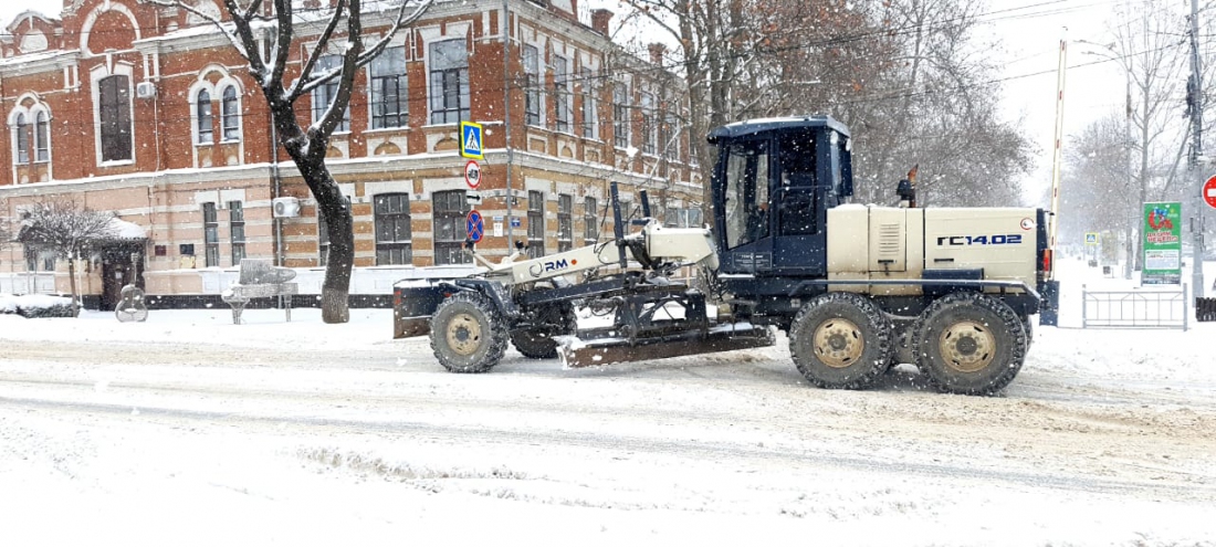 В настоящее время специализированные службы очищают дороги от снега