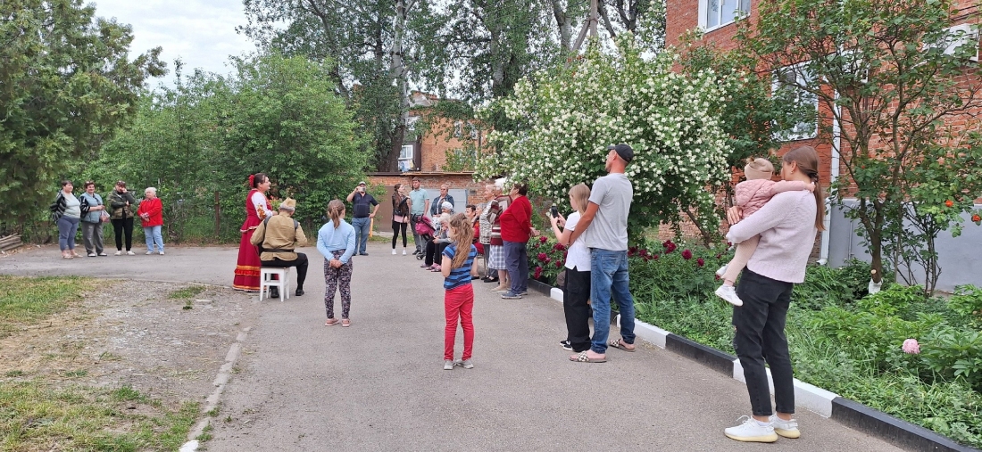 В День Победы по всей стране прошла акция «Поем всем двором»