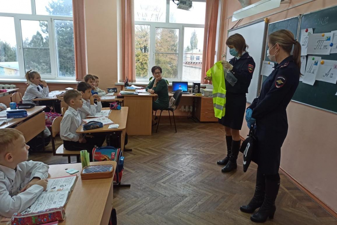 В рамках акции, приуроченной ко Всемирному дню ребенка, полицейские и общественники проводят уроки безопасности для школьников