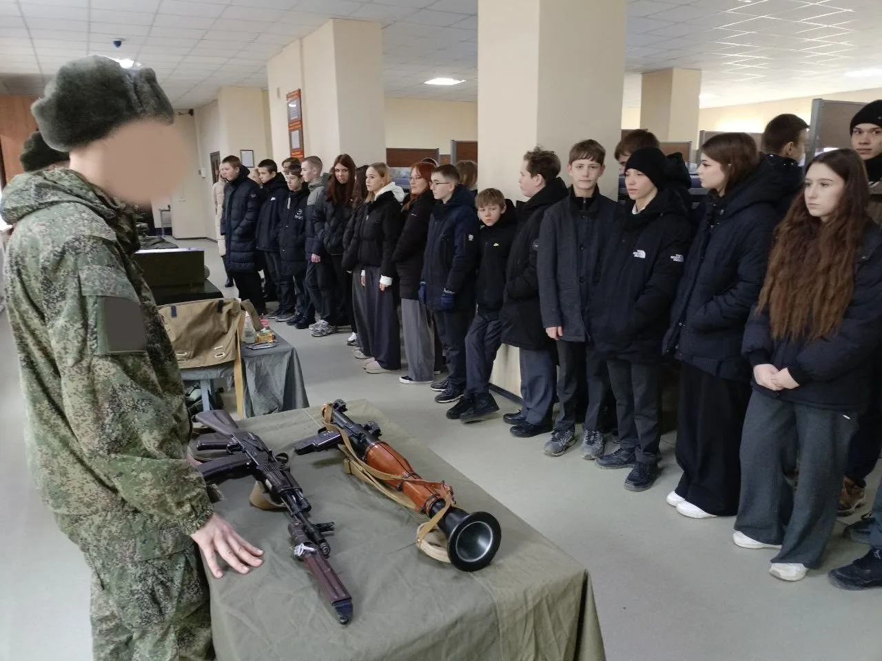 Продолжаются экскурсии славянских школьников в воинскую часть № 25356