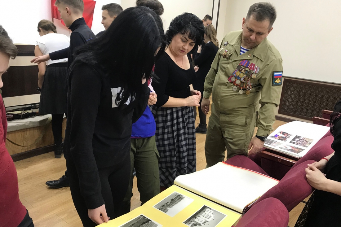 Полицейские и общественники Славянского района провели для школьников «Урок мужества»