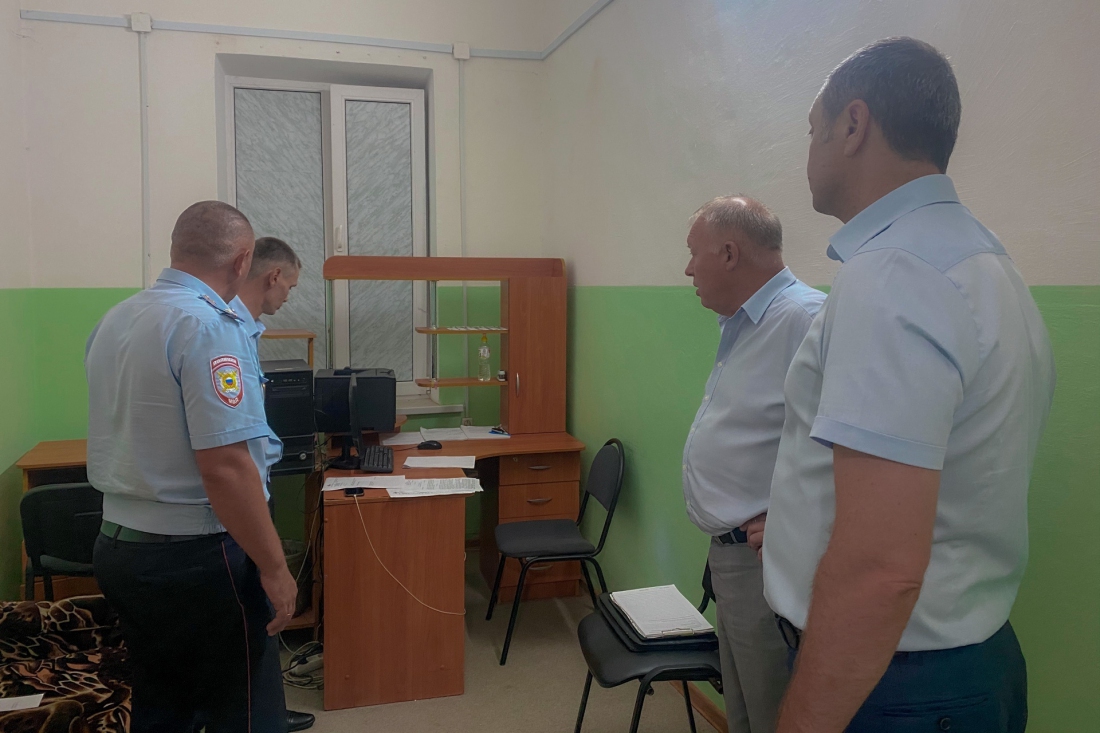С работой участковых уполномоченных полиции ознакомился глава Славянского района