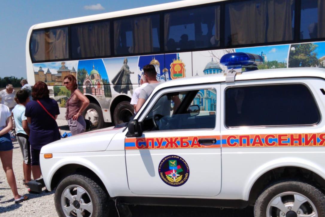 В Славянском районе спасатели оказали помощь пассажирам сломавшегося автобуса В Славянском районе спасатели оказали помощь пассажирам сломавшегося автобуса
