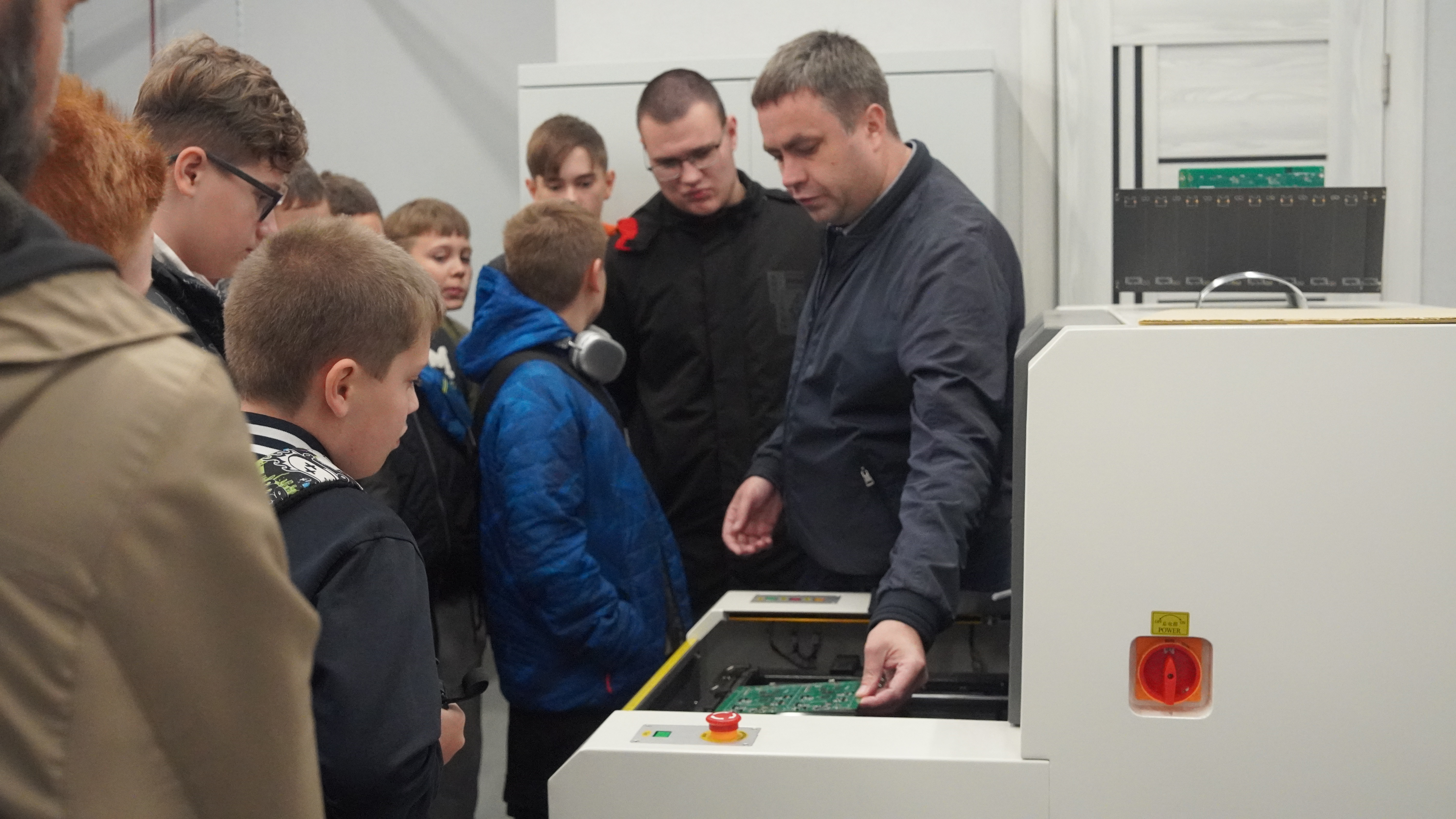 Юные техники на производстве СКУД ControlGate в Славянске-на-Кубани