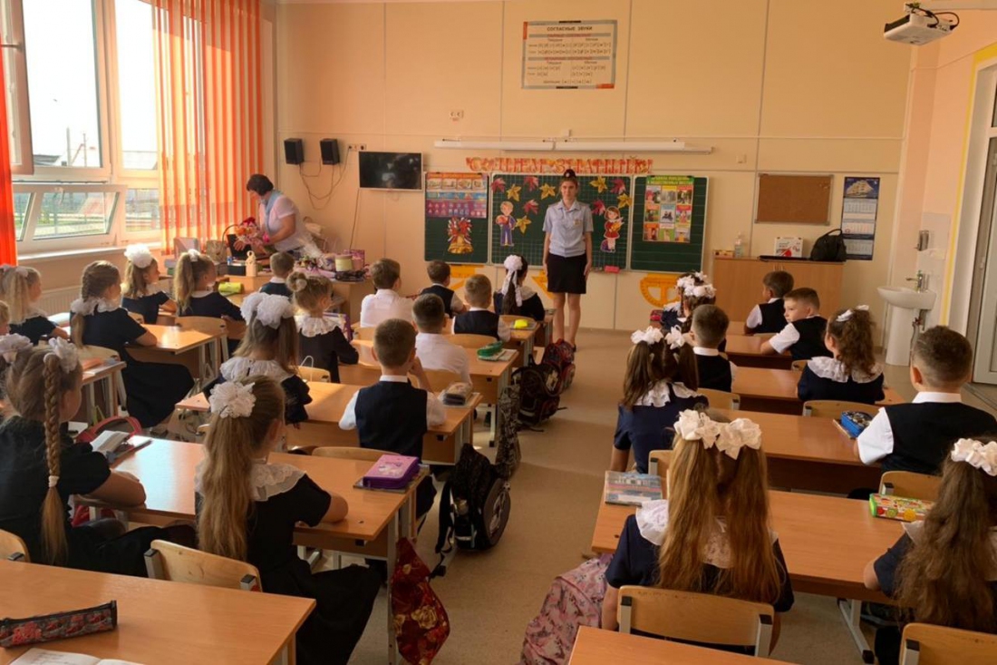 Сотрудники Славянской  полиции поздравили школьников с Днем знаний