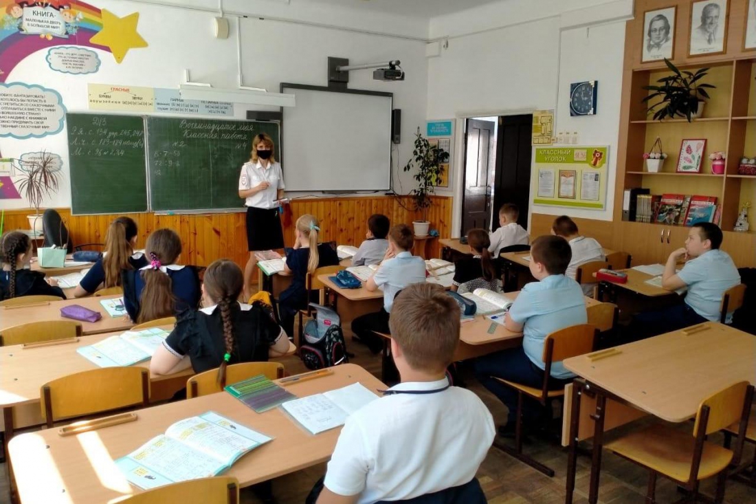 Сотрудники Госавтоинспекции Славянского района перед летними каникулами проводят профилактические беседы в школах