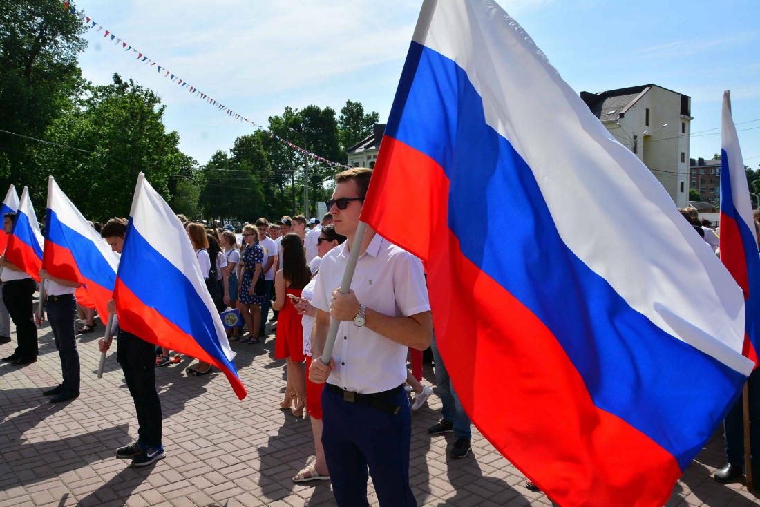Гордо несем флаг России, чтим историю великой страны