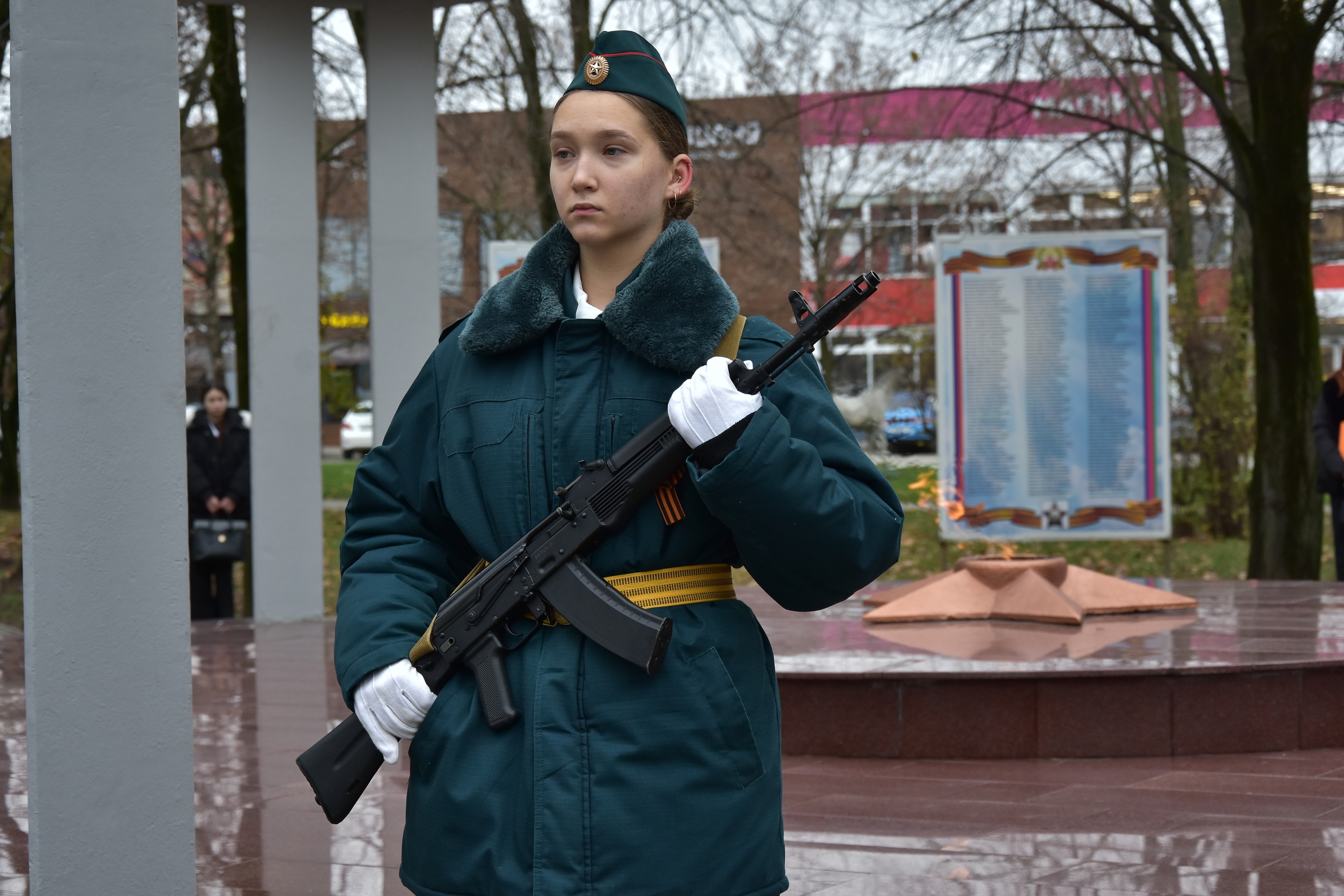 В Славянске-на-Кубани почтили Героев Отечества у Вечного Огня