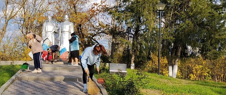 Ежедневно в Славянске-на-Кубани и сельских поселениях проходят осенние субботники по наведению санпорядка