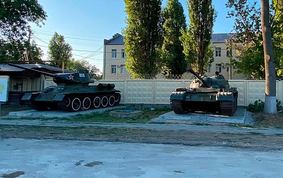 В городе танки: у войсковой части 25356 по улице Красной прошла разгрузка боевой техники