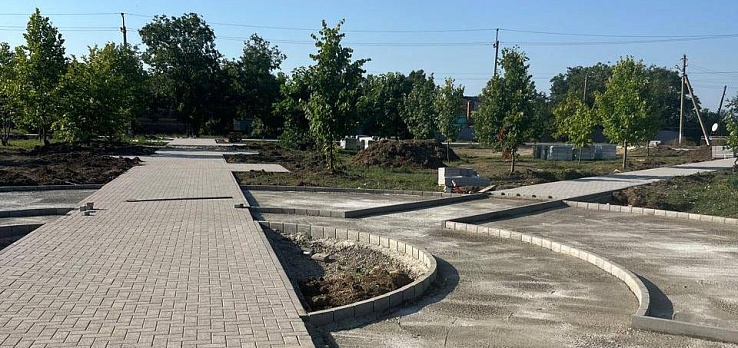 Благоустройство парка перед Домом культуры началось в ст.Петровской Славянского района