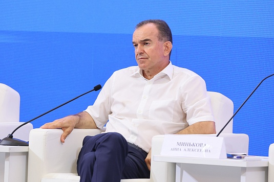 По поручению Вениамина Кондратьева с 2026 года краевую надбавку школьным учителям увеличат на 5 тысяч рублей