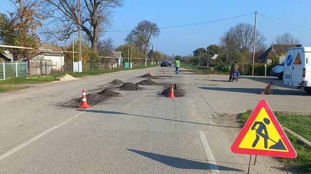 В поселке Забойском ведутся работы по ямочному ремонту дорог