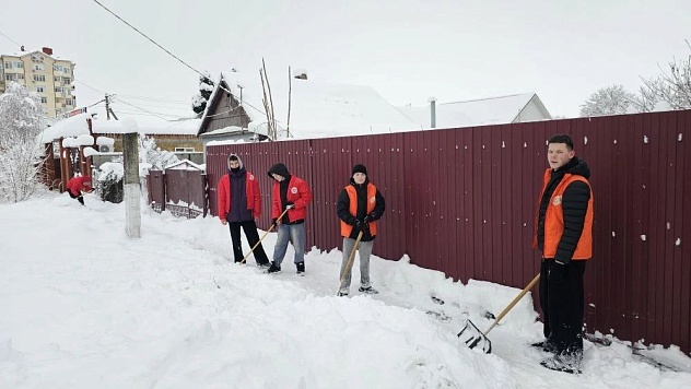 В Славянске-на-Кубани неравнодушные жители и сотрудники администраций города и района объединили усилия для расчистки улиц от снега